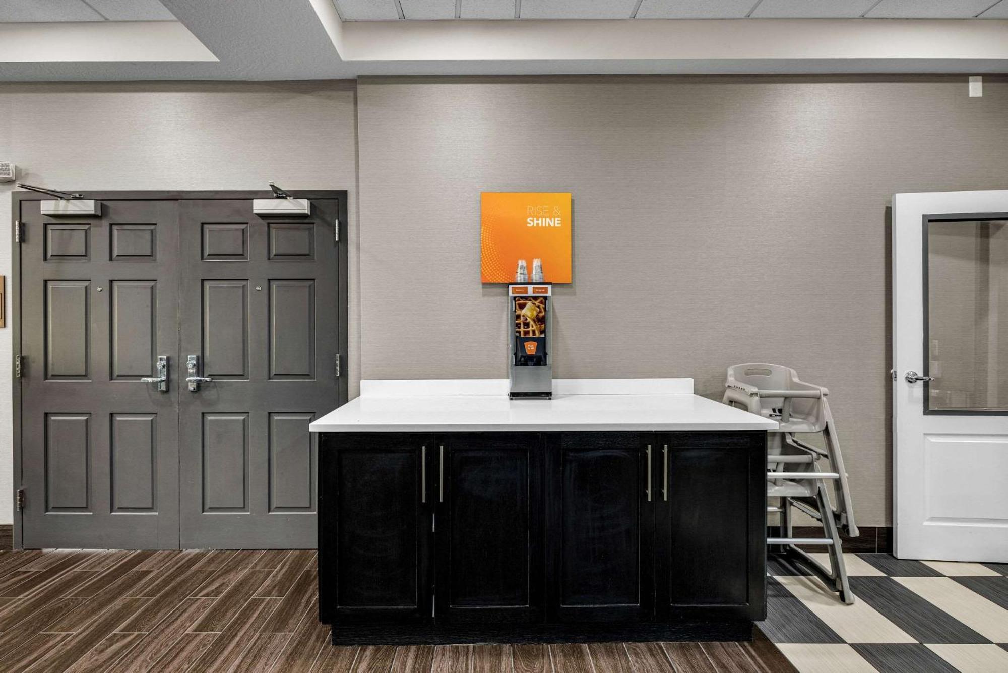 Comfort Inn & Suites Logan Near University Экстерьер фото
