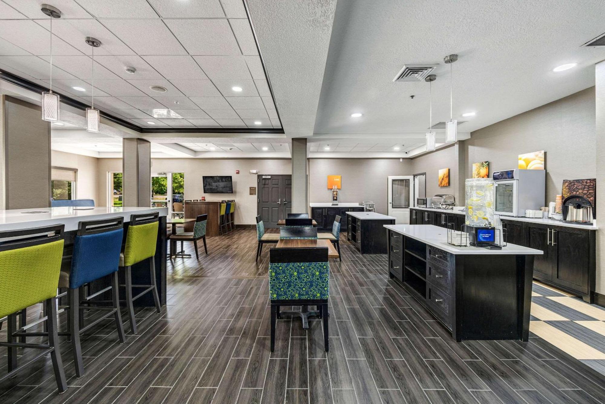 Comfort Inn & Suites Logan Near University Экстерьер фото