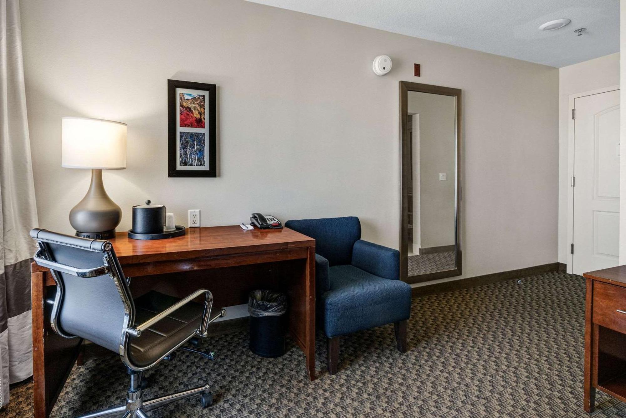 Comfort Inn & Suites Logan Near University Экстерьер фото